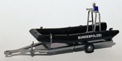 Bundespolizei-Boot mit Motor und Aufbau auf Trailer